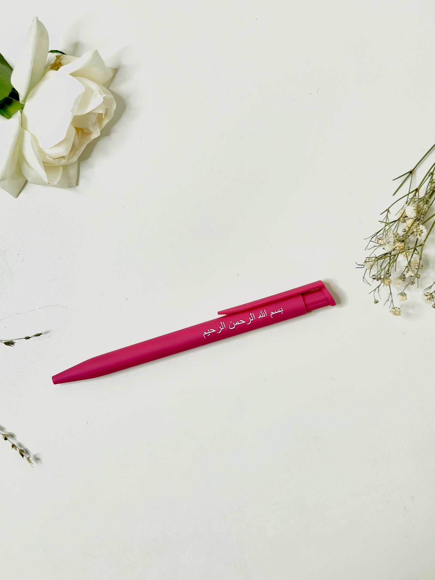 Farklı yazılara sahip 6 adet tükenmez kalem seti