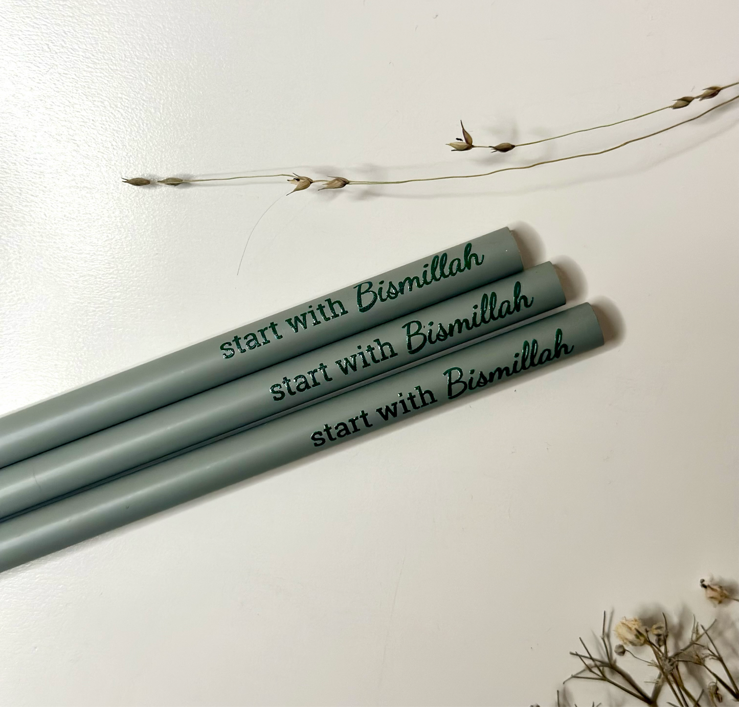 Bleistift in dunkelgrün “start with Bismillah”