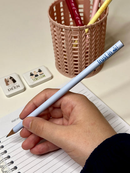 Bleistift pastell blau “trust in Allah”