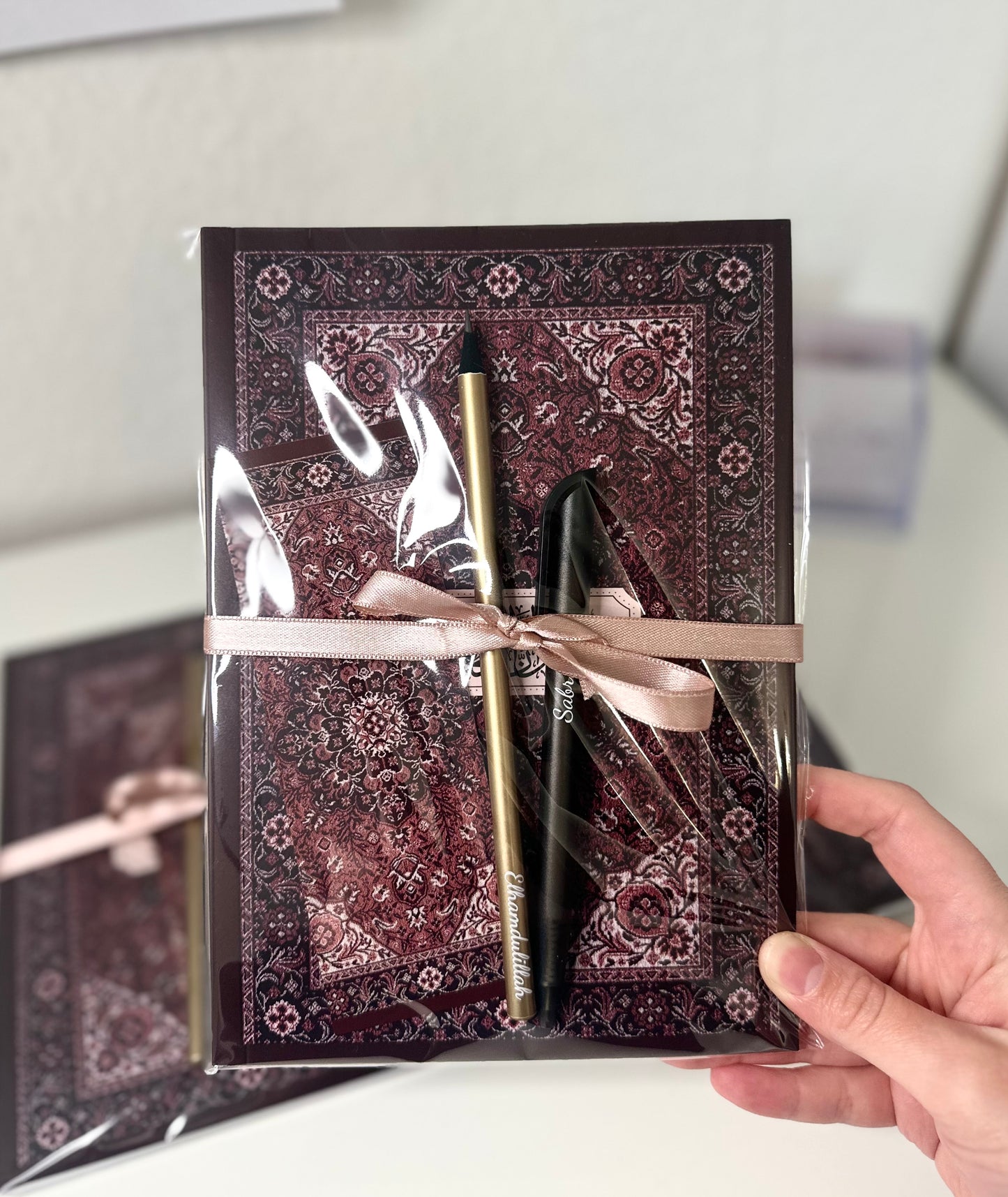 Kırmızı Halı desenli yumuşak kapaklı defter, tekli veya 4'lü set halinde mevcuttur.