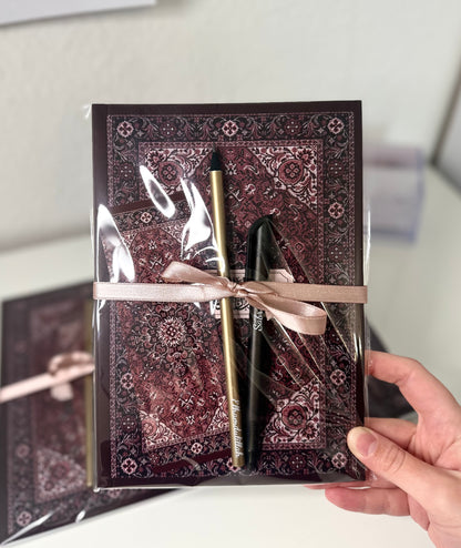 Kırmızı Halı desenli yumuşak kapaklı defter, tekli veya 4'lü set halinde mevcuttur.