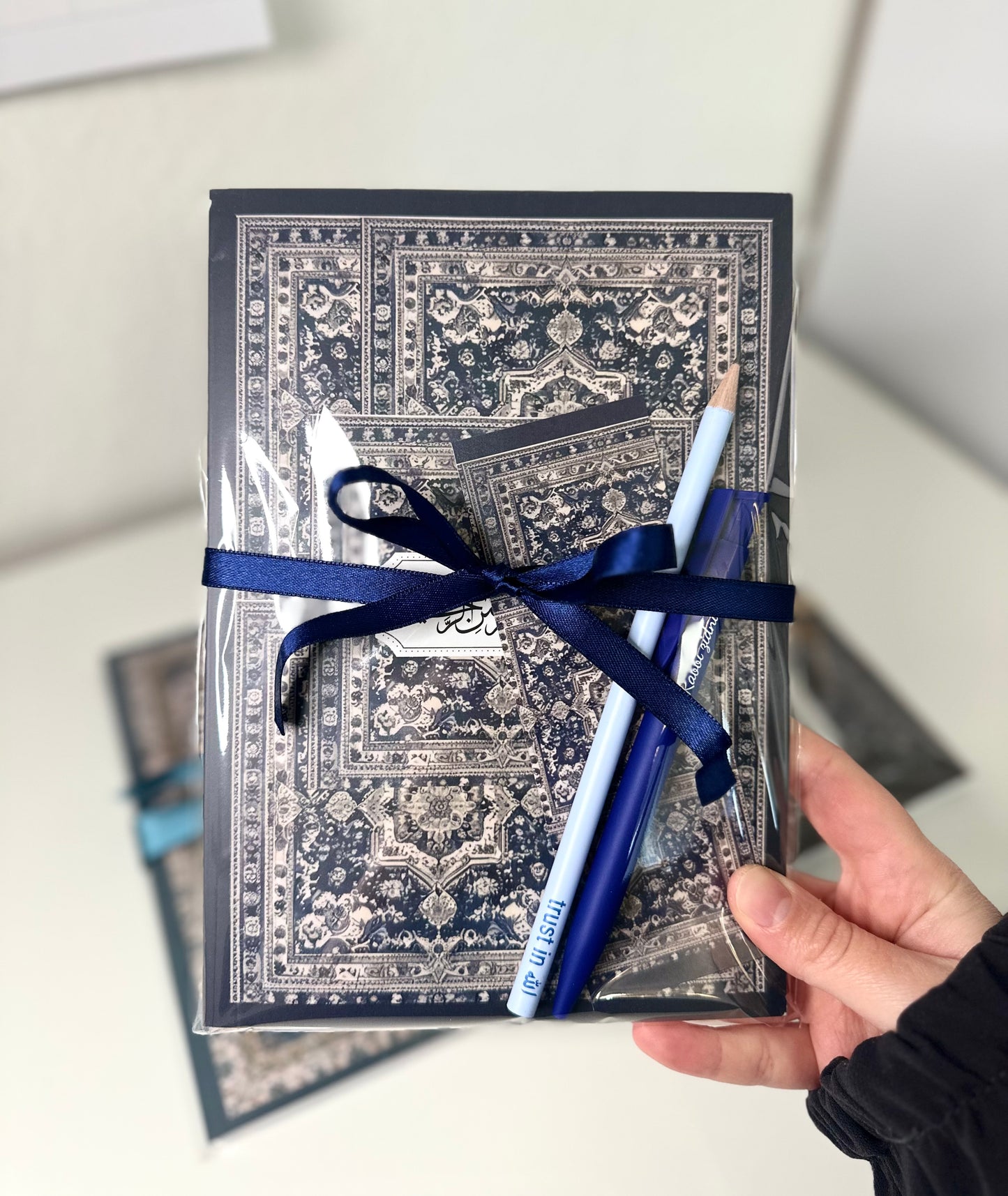 Yumuşak kapaklı defter, Mavi Halı desenli, tekli veya 4'lü set halinde mevcuttur.