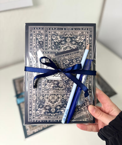 Yumuşak kapaklı defter, Mavi Halı desenli, tekli veya 4'lü set halinde mevcuttur.