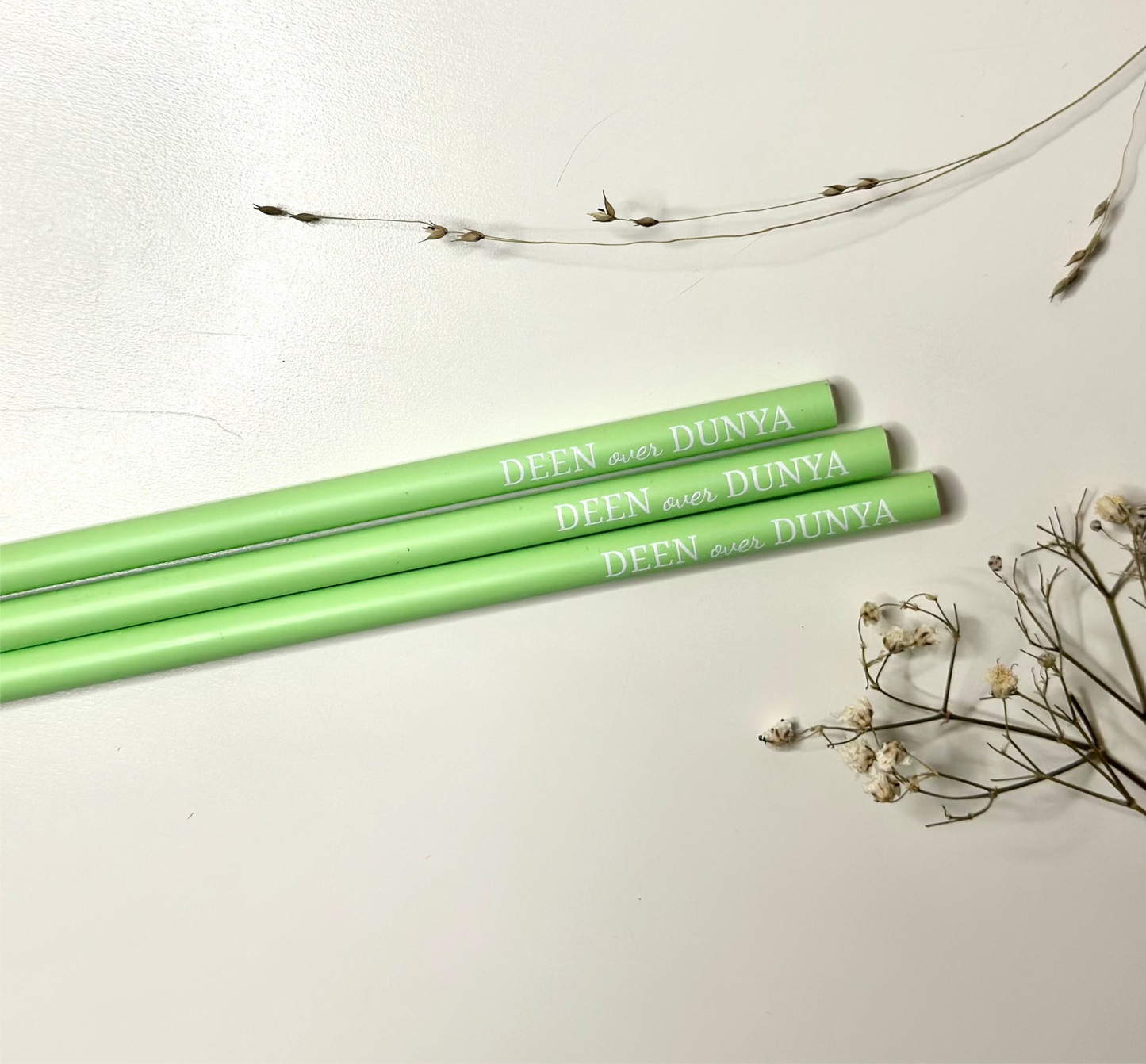 pastellgrün Bleistift “DEEN over DUNYA”