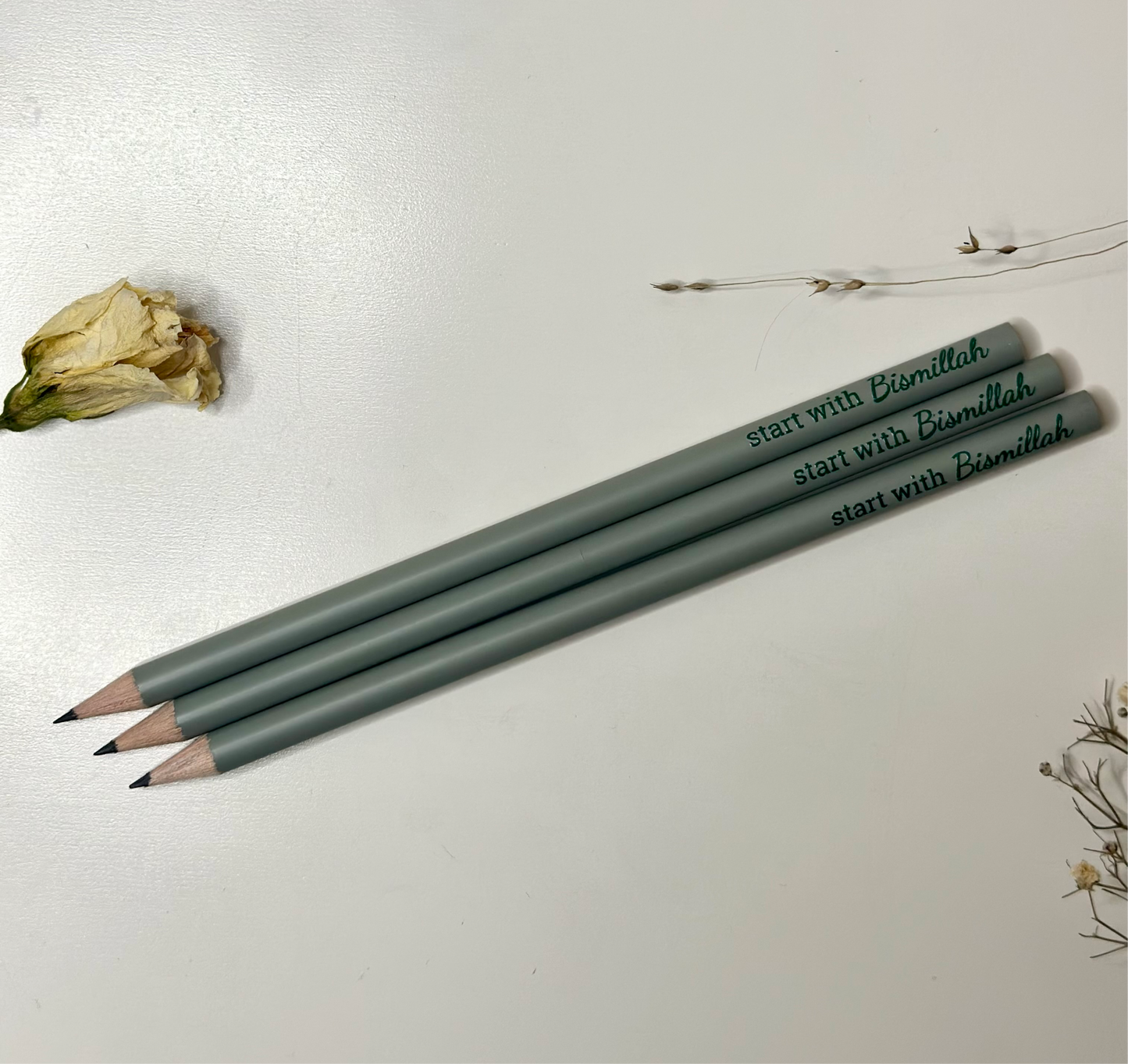 Koyu yeşil kalem “Bismillah ile başla”