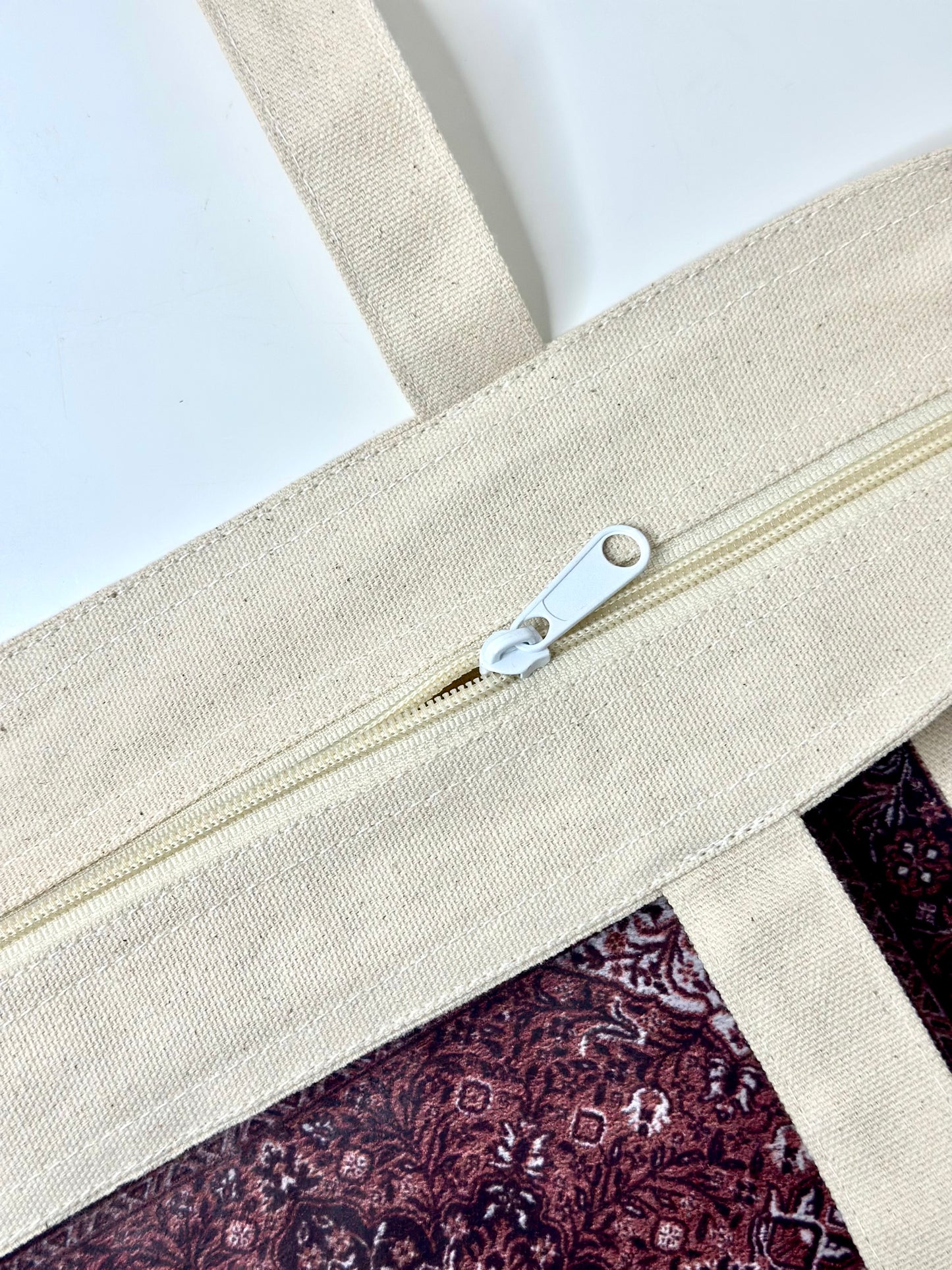 Red Rug Tote Bag mit Reißverschluss