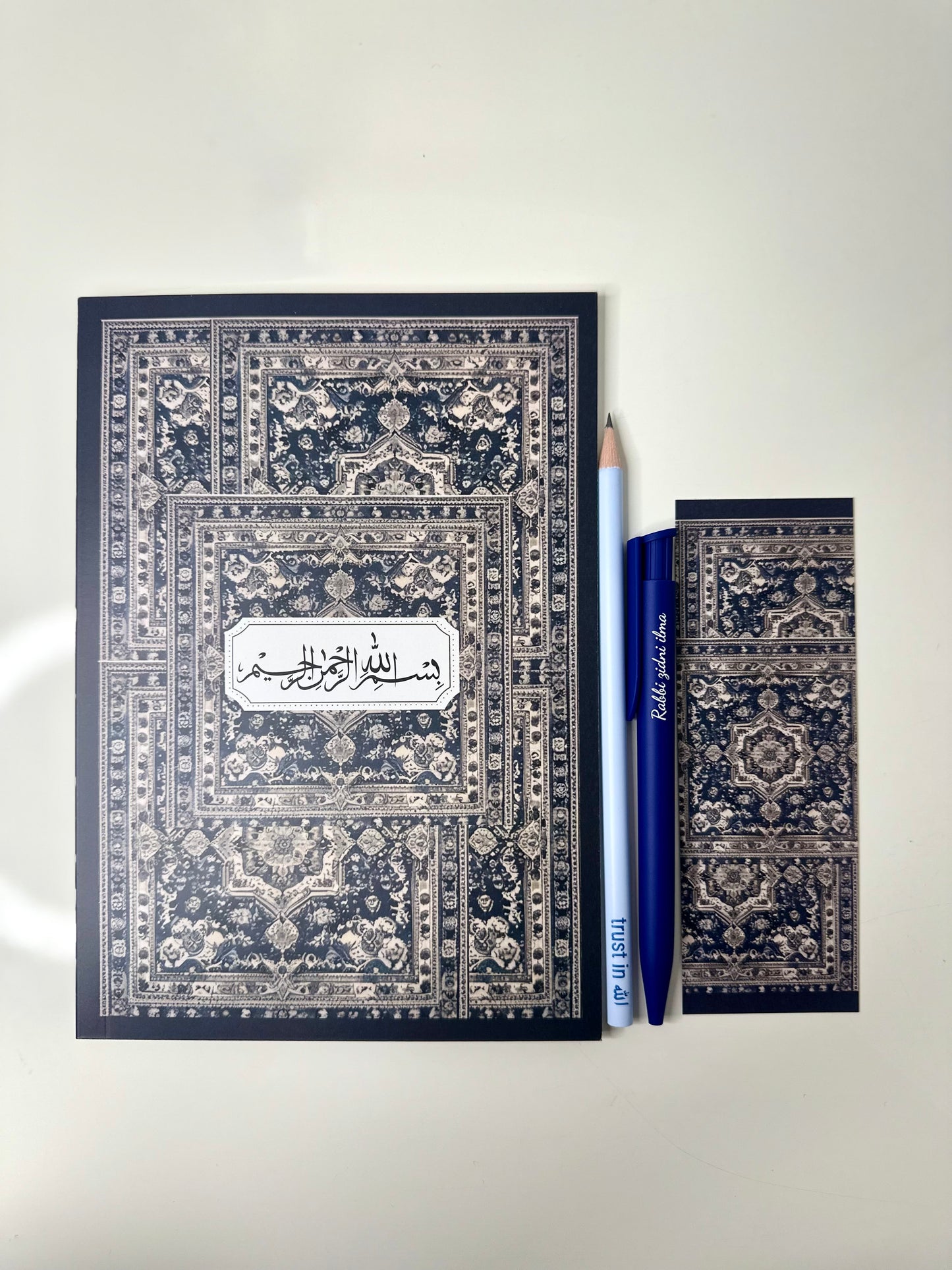 Yumuşak kapaklı defter, Mavi Halı desenli, tekli veya 4'lü set halinde mevcuttur.