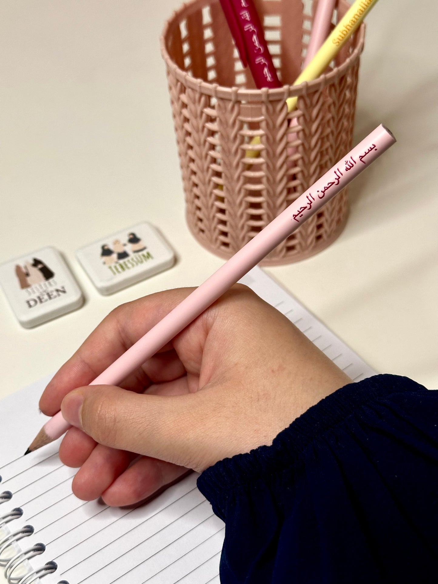 Bleistift in pastellrosa mit der Basmala
